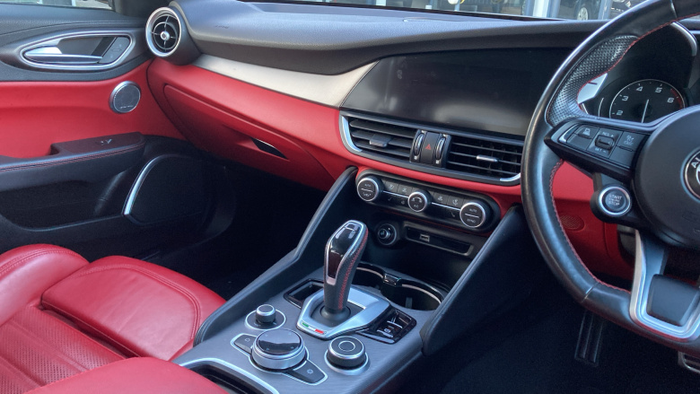 Alfa Romeo Giulia 2.0 TB 280 Veloce [Performance brake] 4dr Auto Petrol Saloon